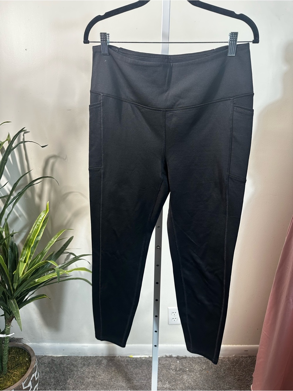 L11. Spyder Black High-Rise Capri Leggings with Side Pockets